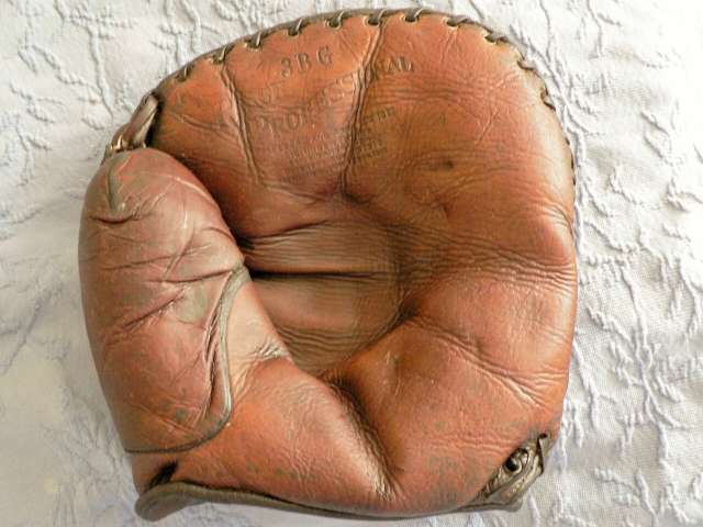 A.J. Reach 3BG Basemitt Front